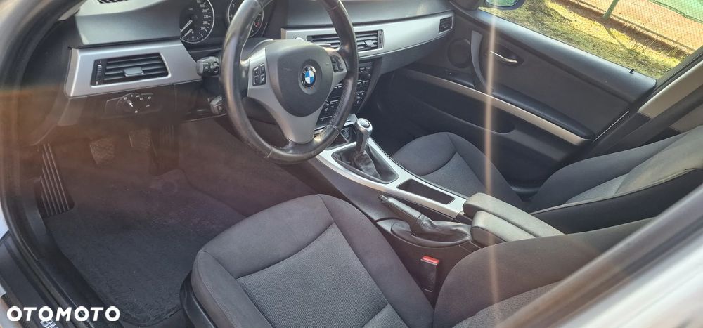 BMW Seria 3 318i Touring - 9