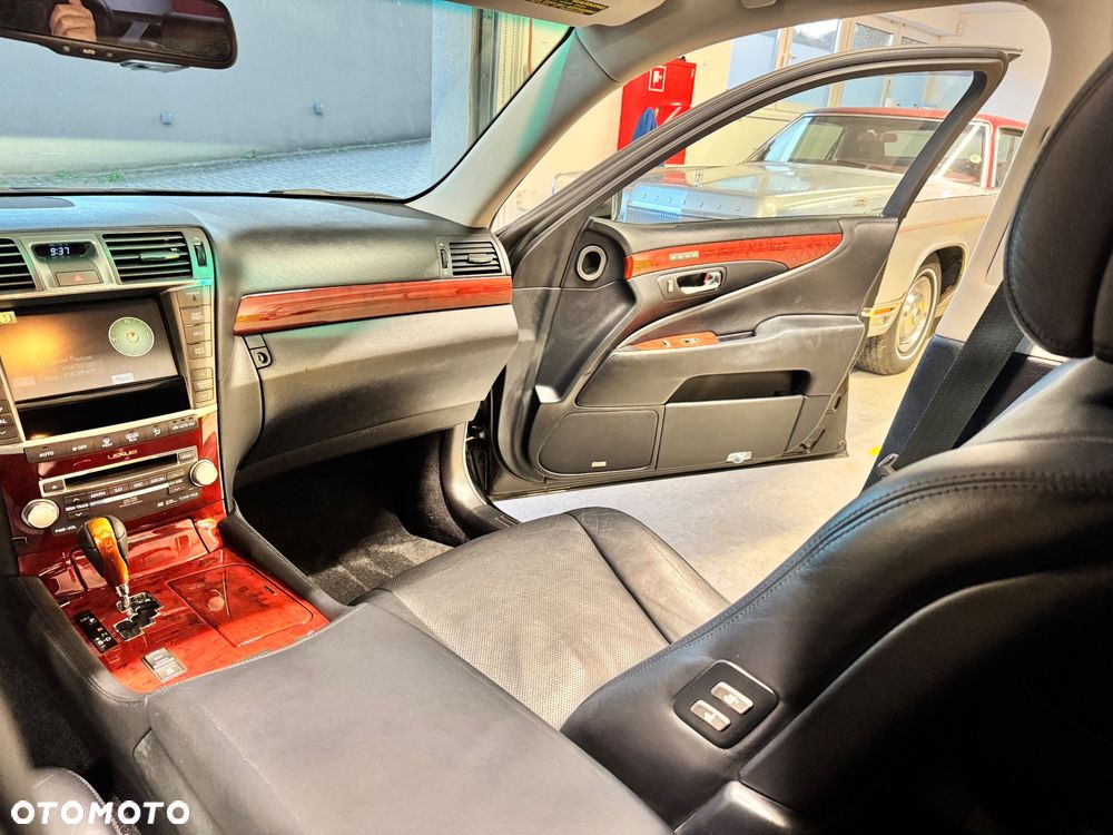 Lexus LS - 24