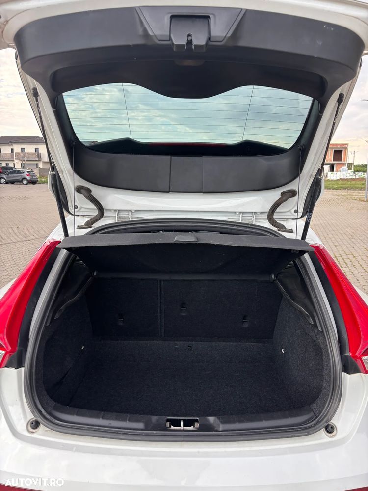 Volvo V40 D4 VEA R-Design - 5