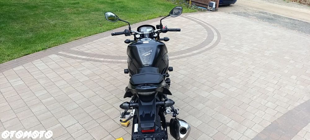 Suzuki GSR - 8