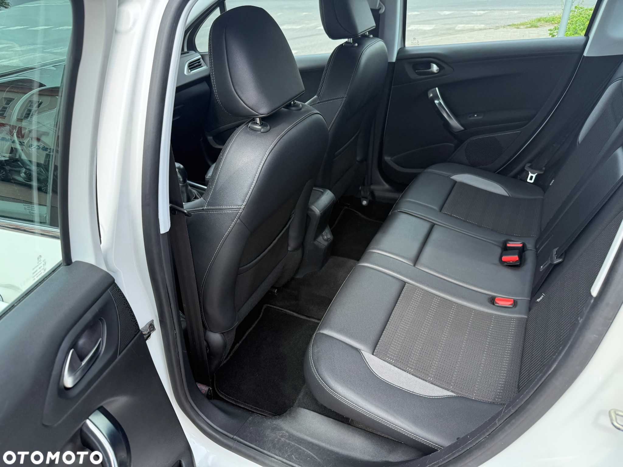 Peugeot 2008 1.6 e-HDi Allure S&S - 11