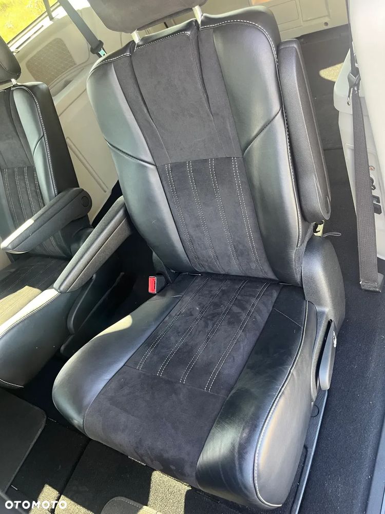 Chrysler Town & Country - 16