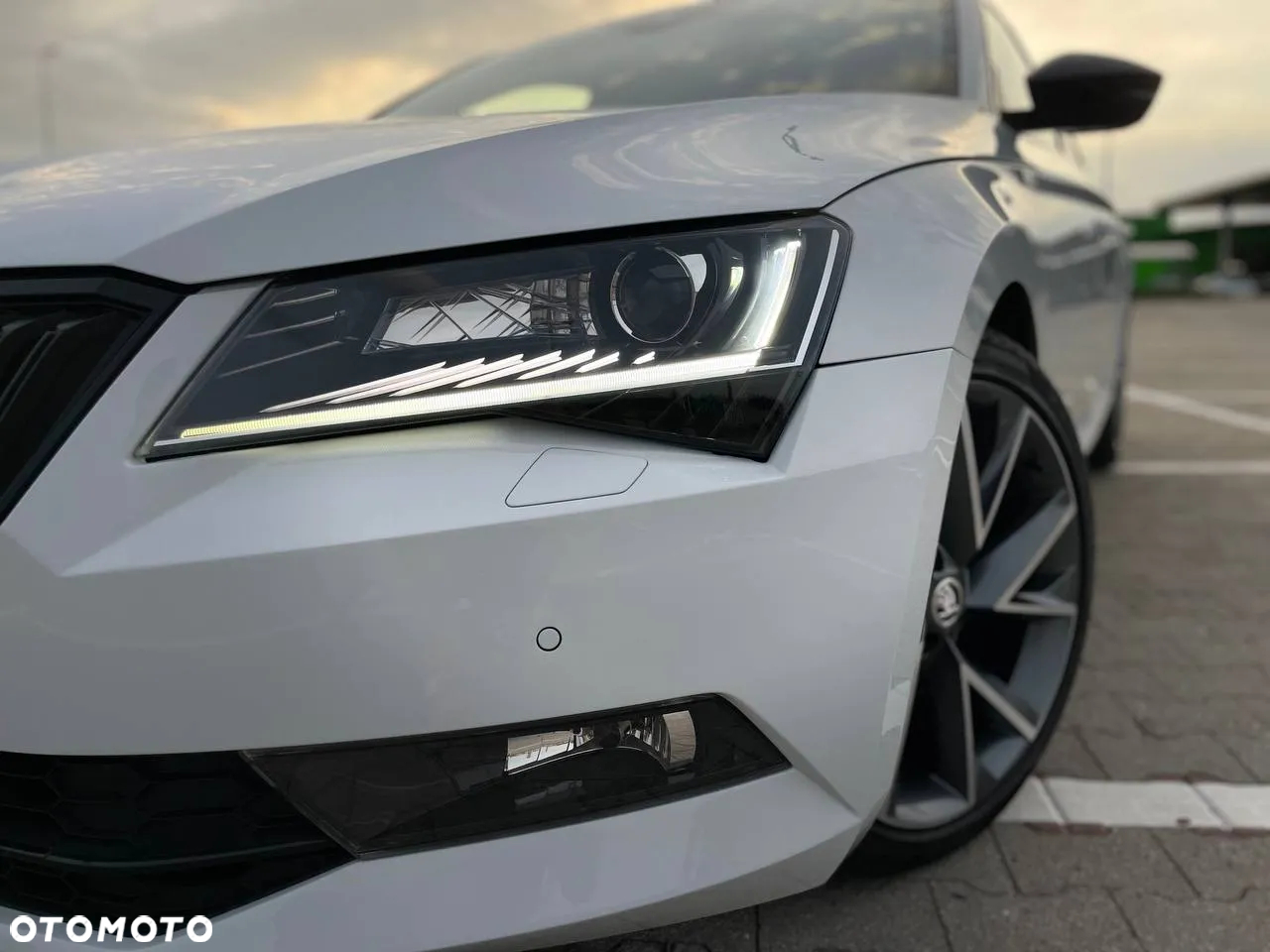 Skoda Superb Combi 2.0 TDI DSG Sportline - 2