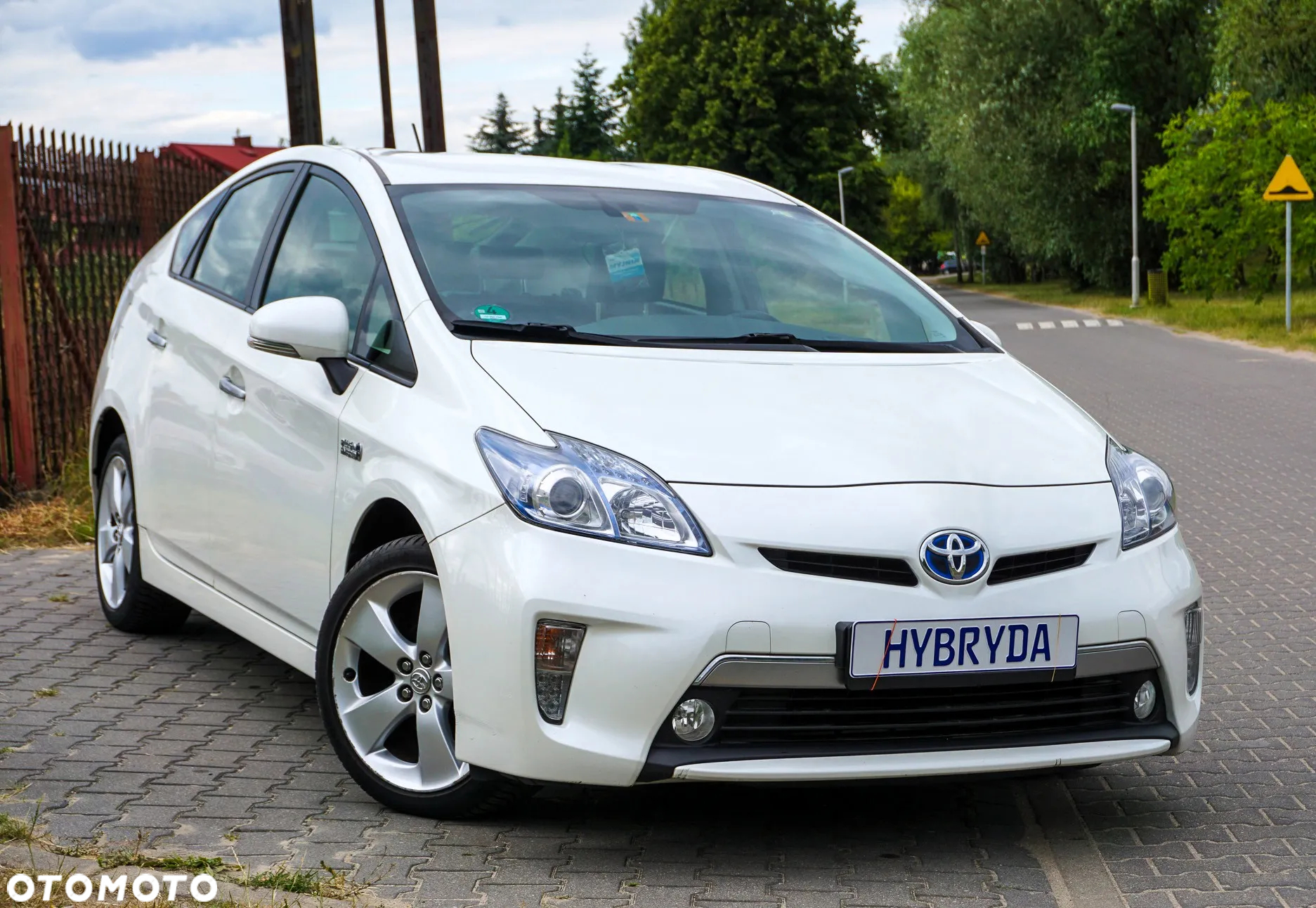 Toyota Prius Plug-in (Hybrid) Life - 13