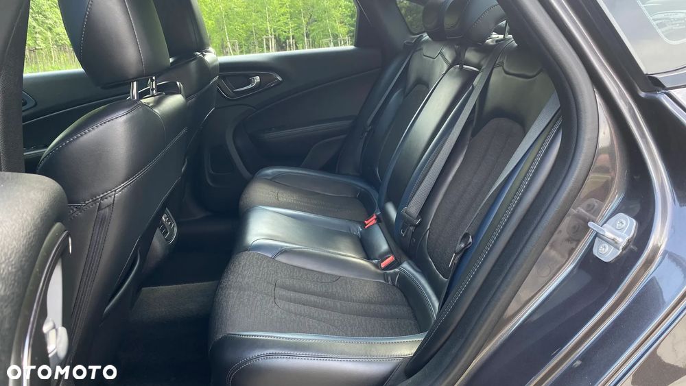 Chrysler 200 - 18
