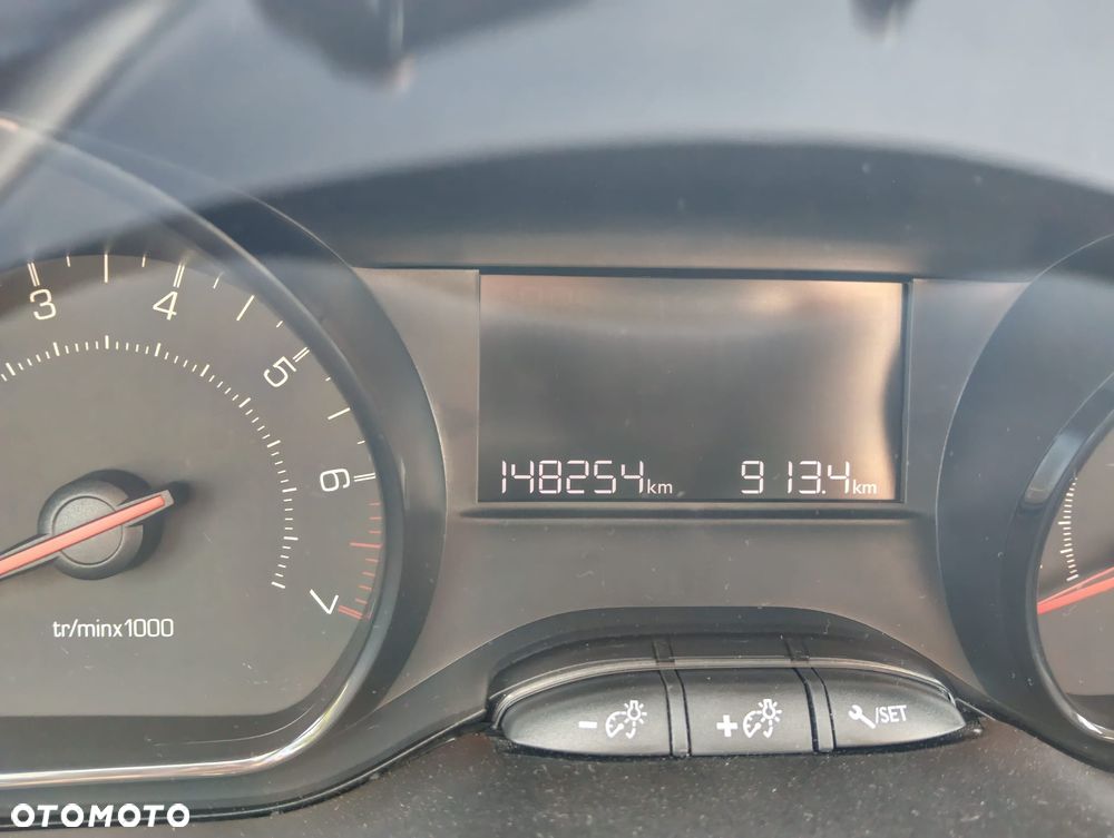 Peugeot 208 - 10