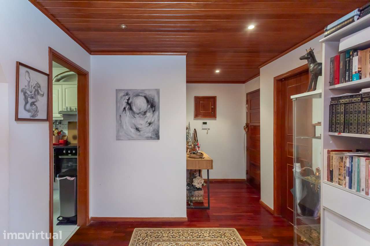 Excelente T2 na Tapada das Mercês, com 124 m² de área bruta - Grande imagem: 5/22