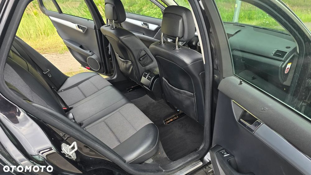 Mercedes-Benz Klasa C 180 CGI BlueEFFICIENCY Avantgarde - 29