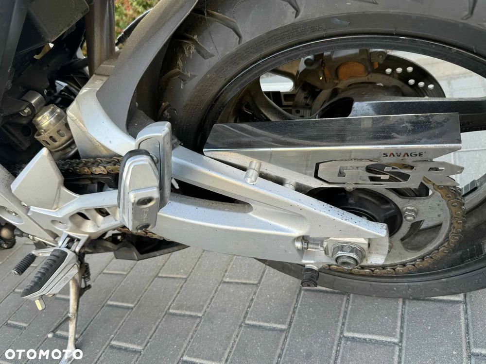 Suzuki GSR - 14
