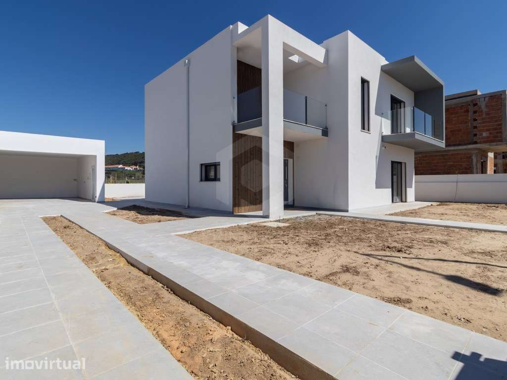 Moradia Isolada T4 com Piscina com vista desafogada para a Serra - Grande imagem: 2/51