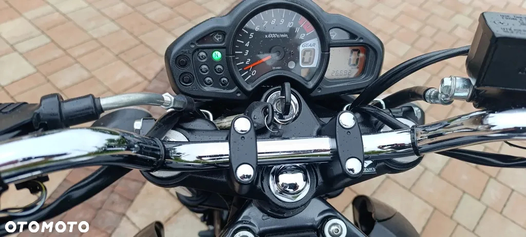 Suzuki GSR - 14