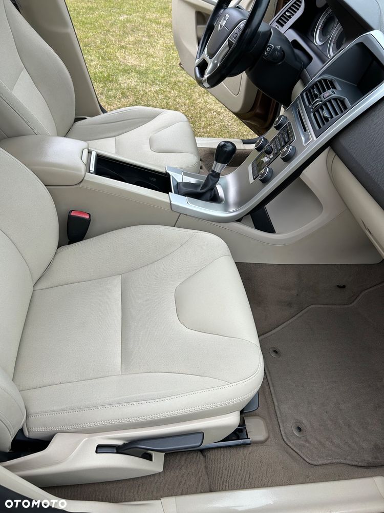 Volvo XC 60 D5 AWD Momentum - 11