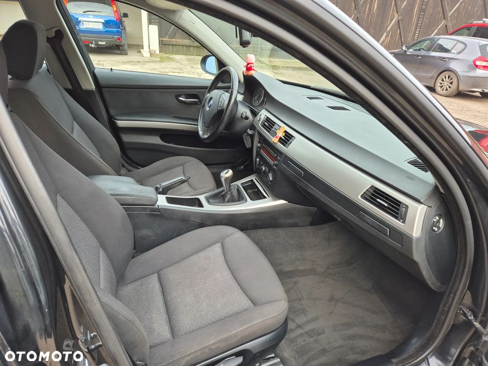 BMW Seria 3 318i - 4