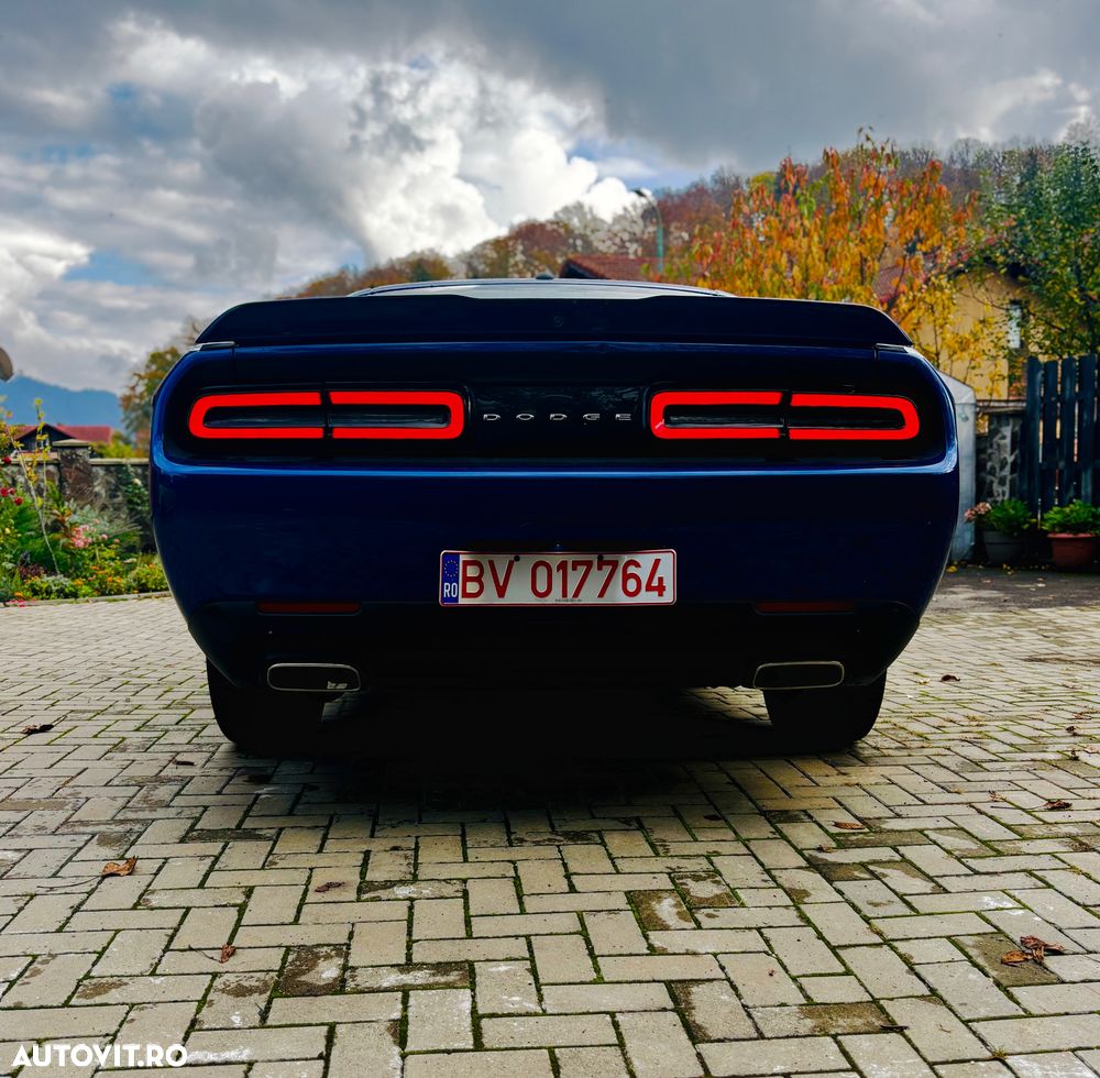 Dodge Challenger - 8