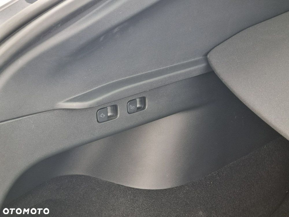 Tesla Model Y Long Range AWD - 30