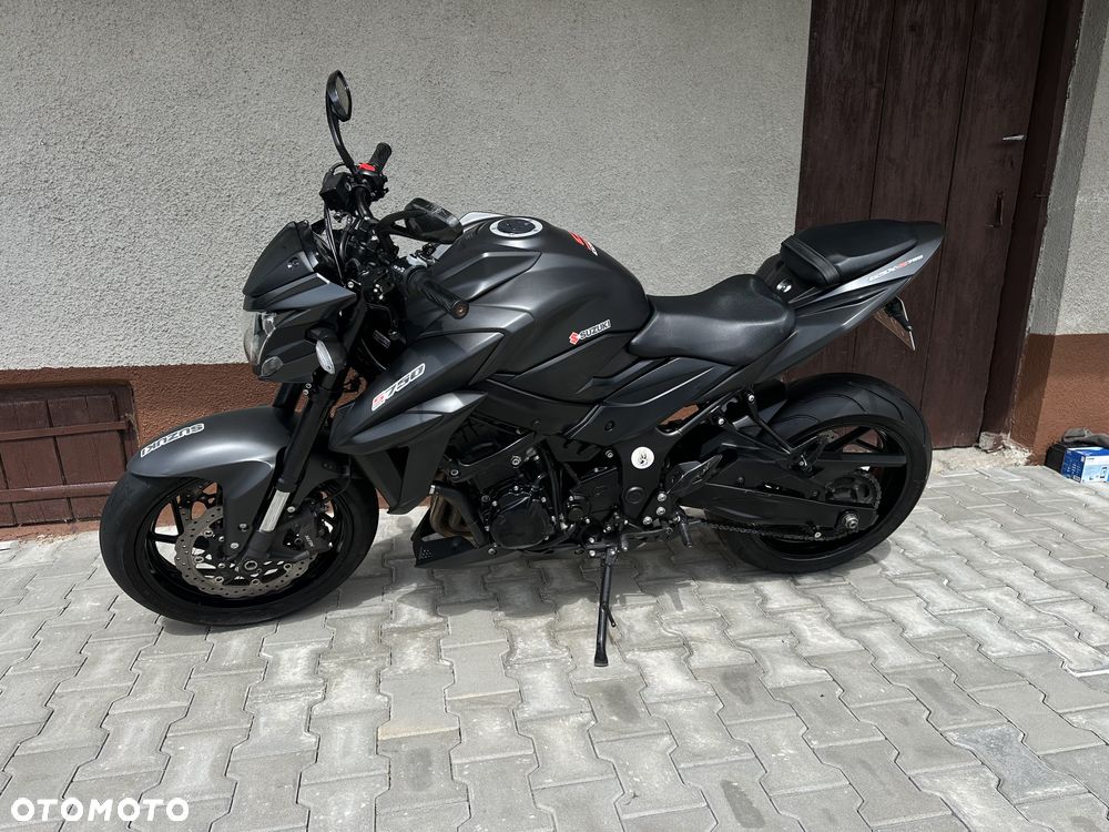 Suzuki GSX - 16
