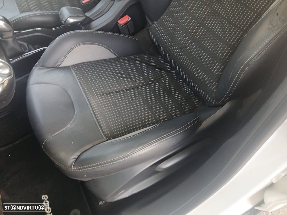 Peugeot 2008 1.2 PureTech Allure - 11