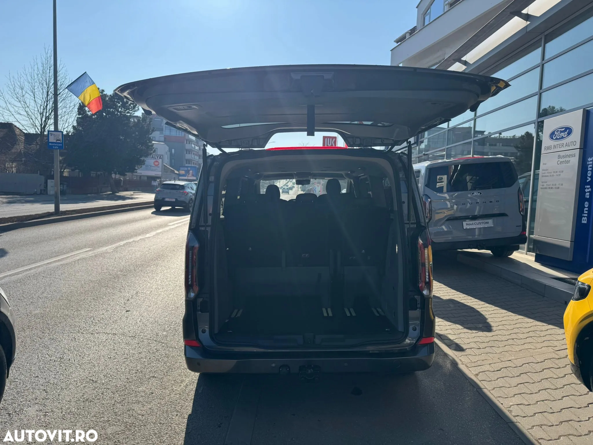 Ford Tourneo Custom Bus 320 2.0 EcoBlue 170 CP L1H1 Titanium Aut. - 10