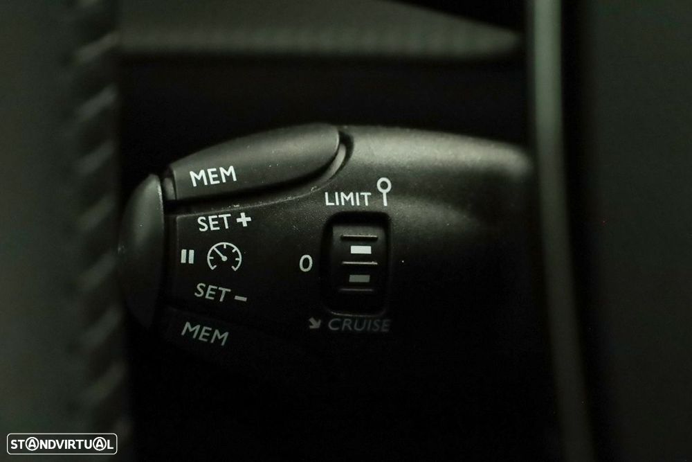 Peugeot 2008 1.2 PureTech Allure - 17