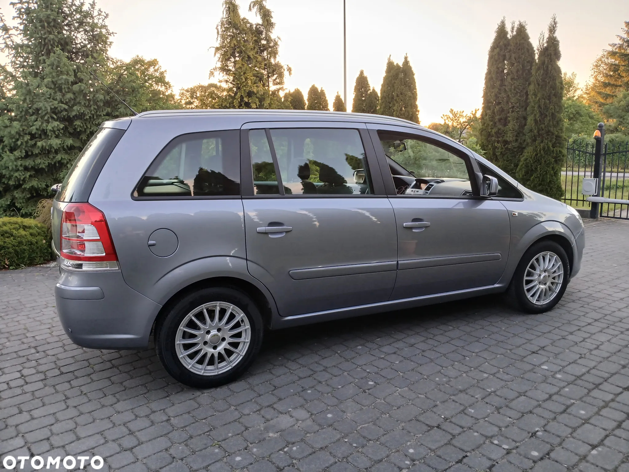 Opel Zafira 1.8 Sport - 12