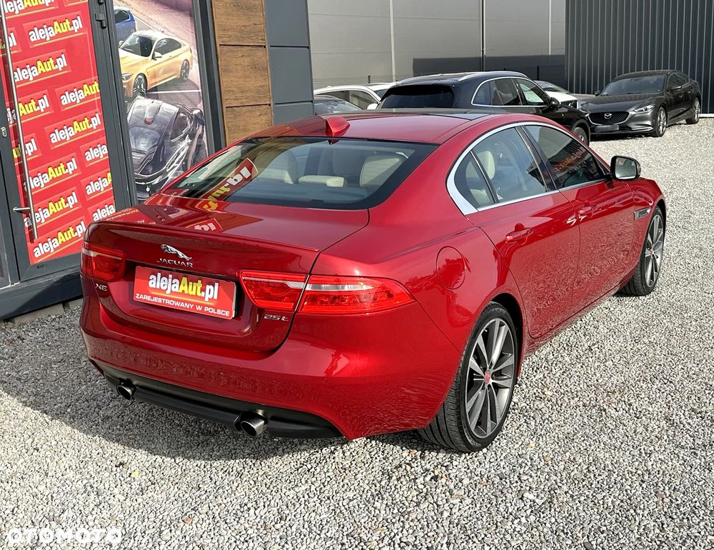 Jaguar XE 25t Prestige - 4