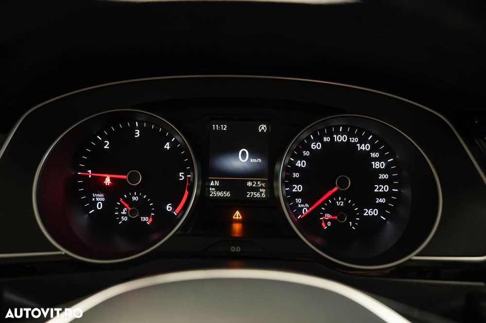 Volkswagen Passat 2.0 TDI SCR DSG (BlueM Tech) Comfortline - 23