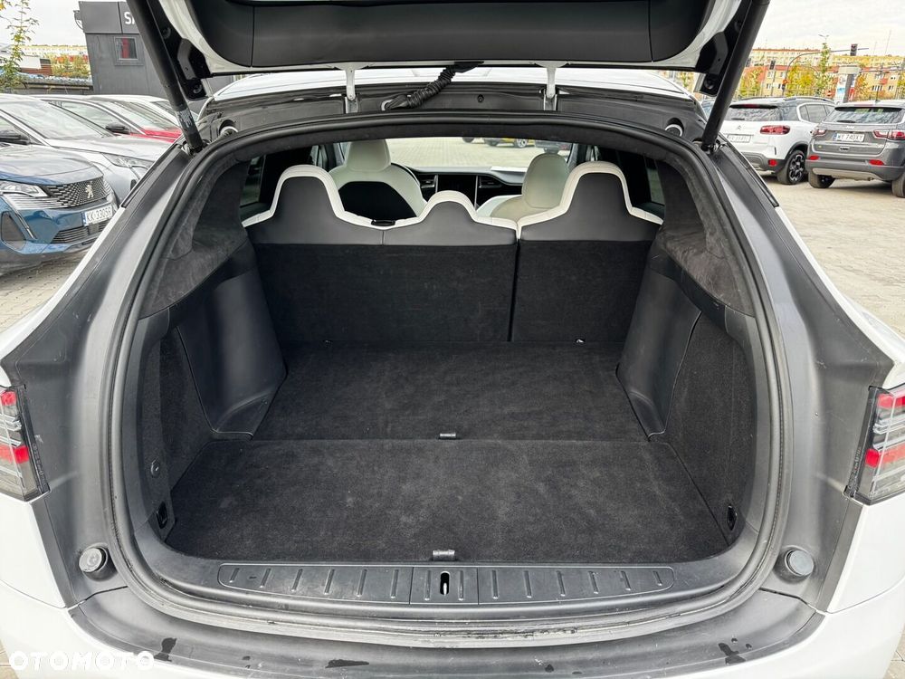 Tesla Model X - 27