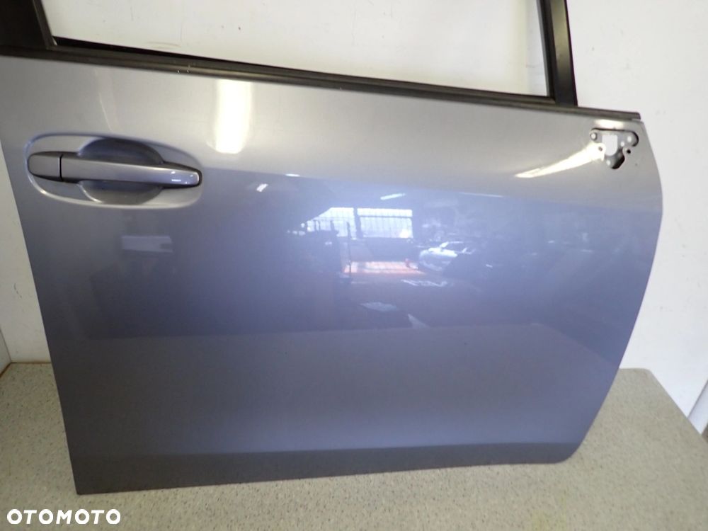 TOYOTA VERSO 09-13 DRZWI PRZEDNIE PRAWE 8T4 - 6