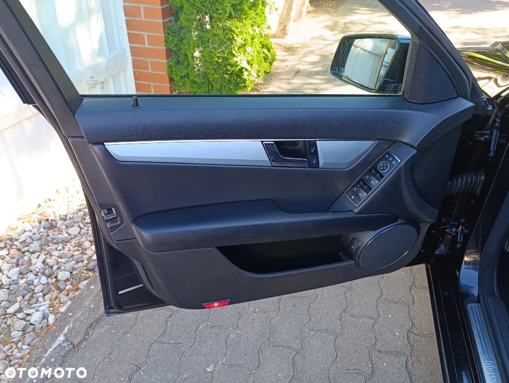 Mercedes-Benz Klasa C 180 CGI Automatik BlueEFFICIENCY Avantgarde - 16