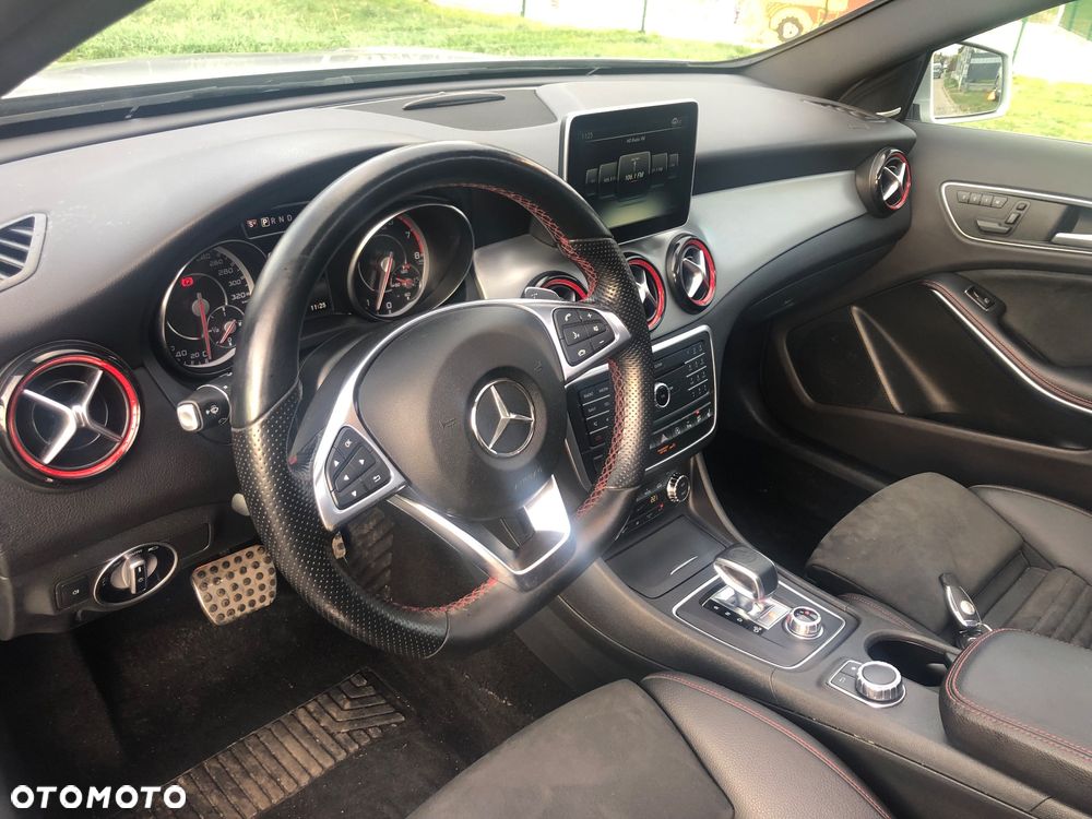 Mercedes-Benz GLA 45 AMG 4Matic 7G-DCT - 24
