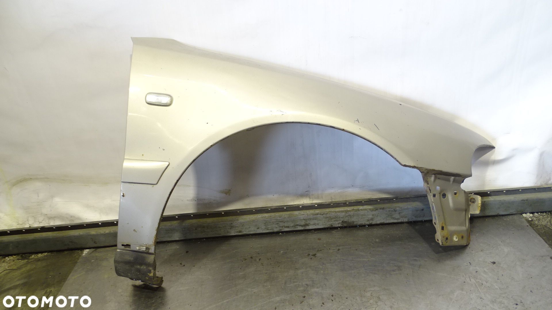 BŁOTNIK PRAWY PRZEDNI AUDI A4 B5 - 1