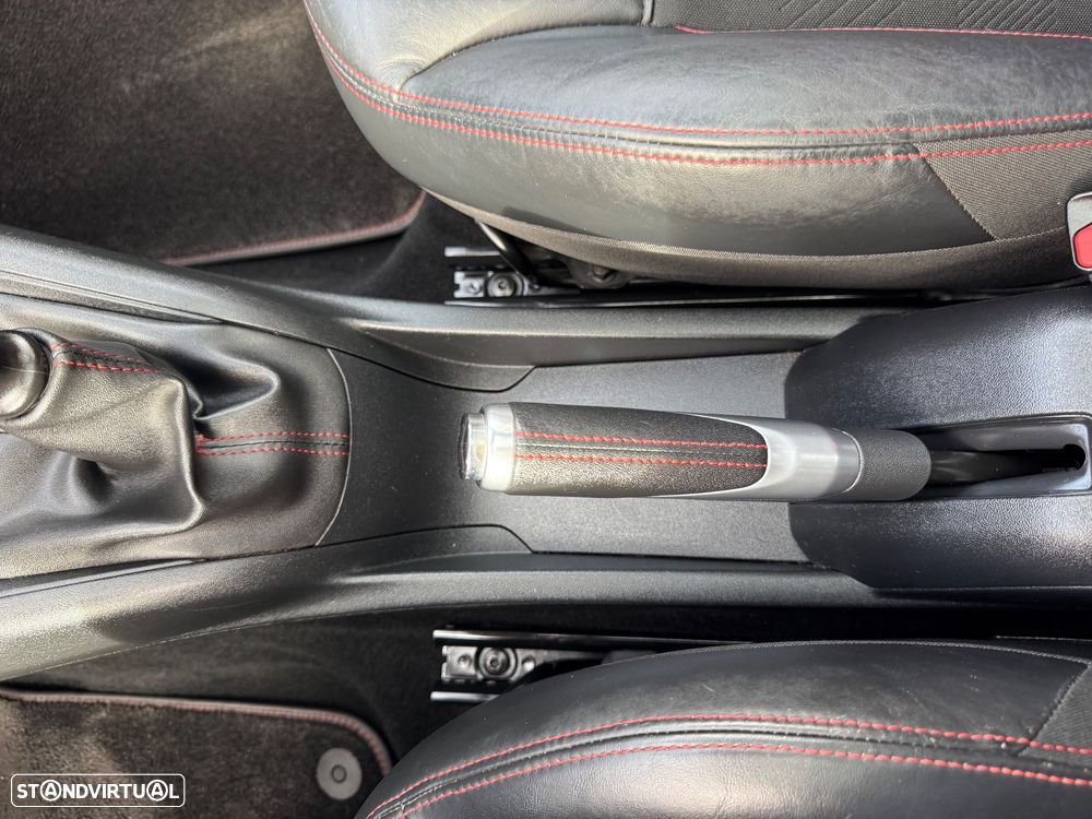 Peugeot 208 GTI 200 THP - 36