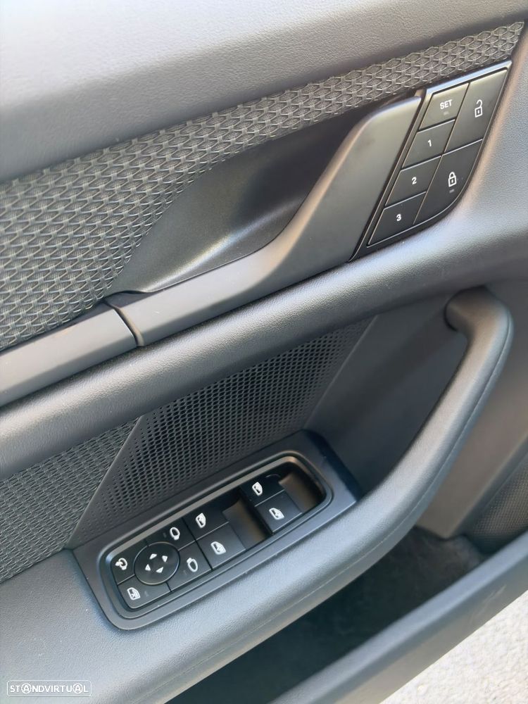 Porsche Taycan Sport Turismo Turbo - 17