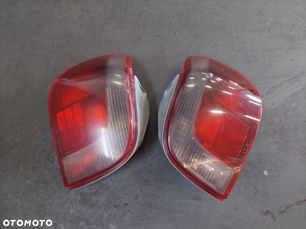 KOMPLETNY TYŁ KLAPA BAGAŻNIKA ZDERZAK TYŁ LAMPY TOYOTA YARIS I 8P4 - 2