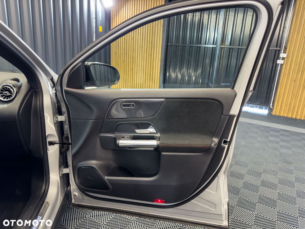 Mercedes-Benz GLA - 27