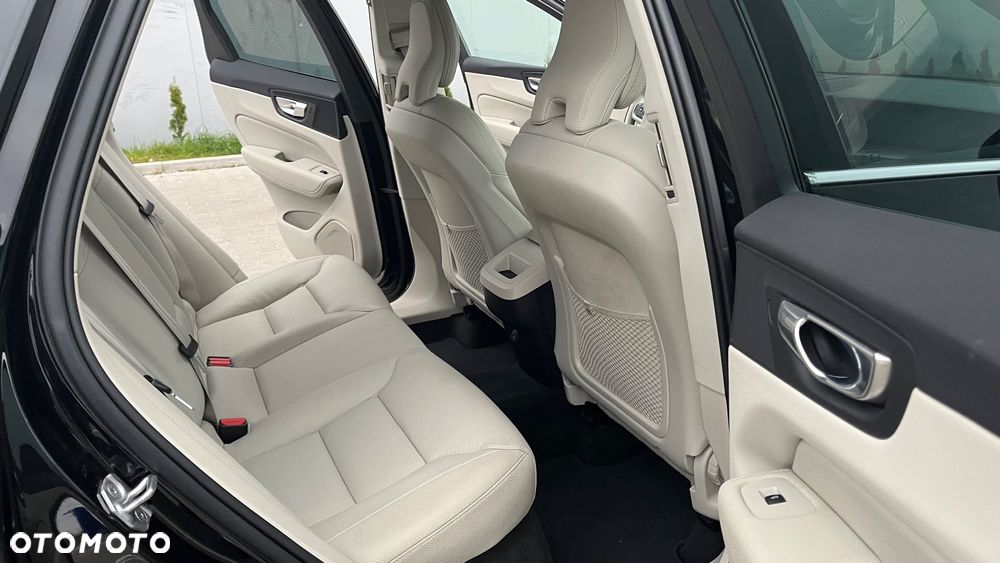 Volvo XC 60 B4 B Momentum Pro - 14