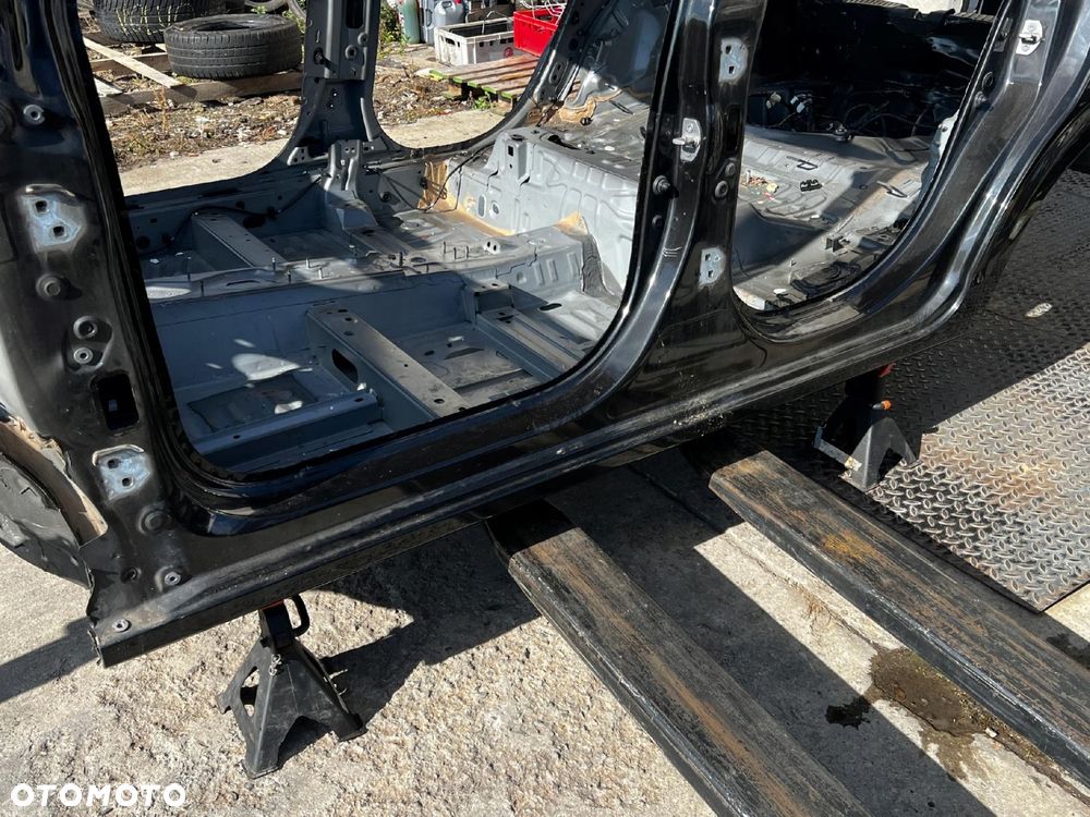ĆWIARTKA POSZYCIE SŁUPEK PRÓG LEWY DACIA SANDERO III NV676 676 - 2