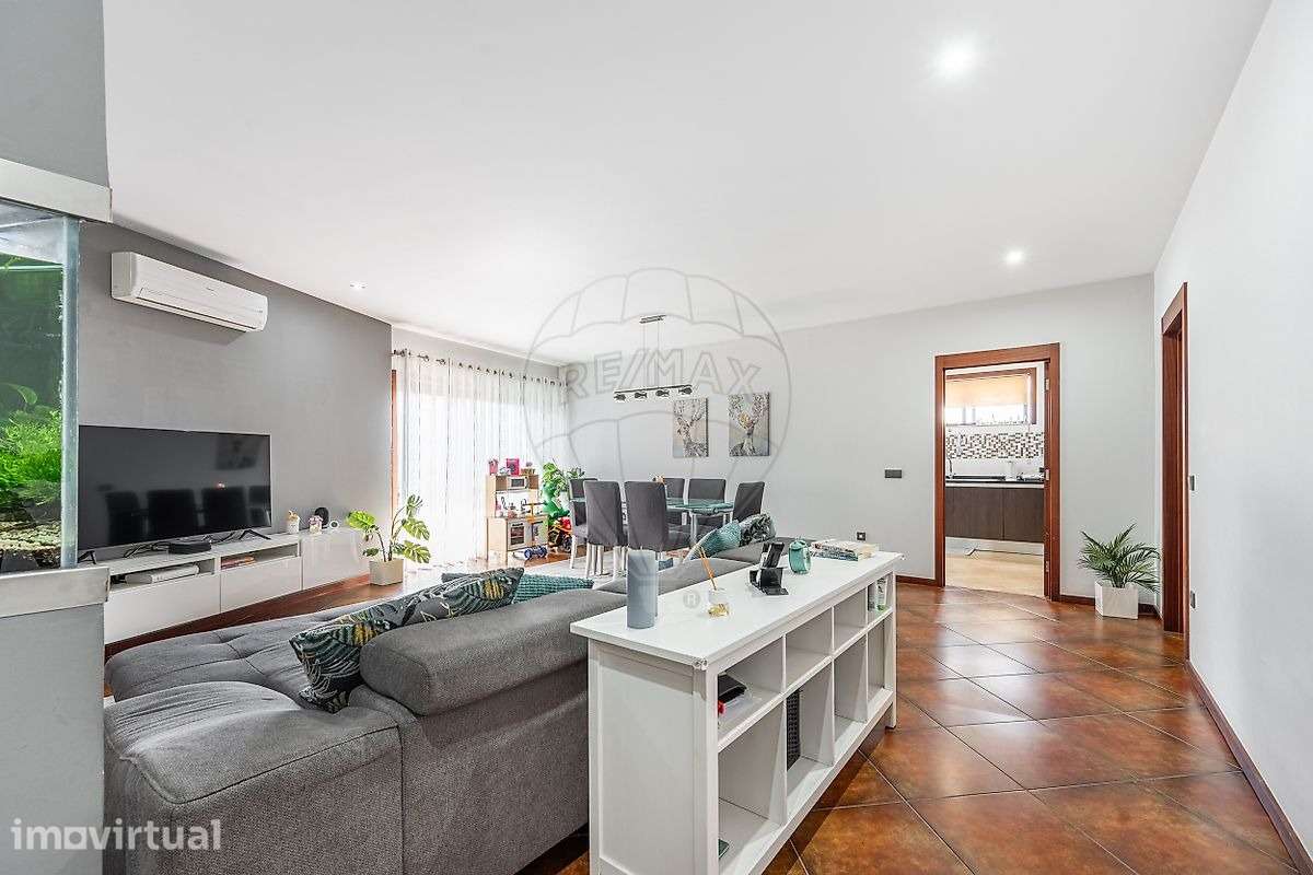 Apartamento T2 com Garagem Fechada em Oliveira (Santa Maria) - Grande imagem: 3/25