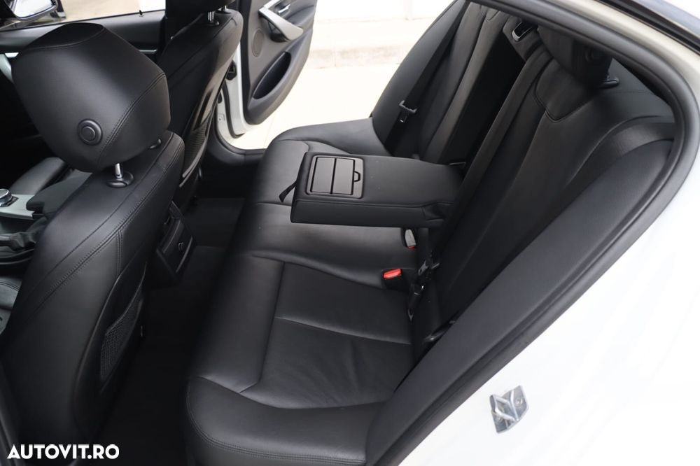 BMW Seria 3 320i Aut. - 13