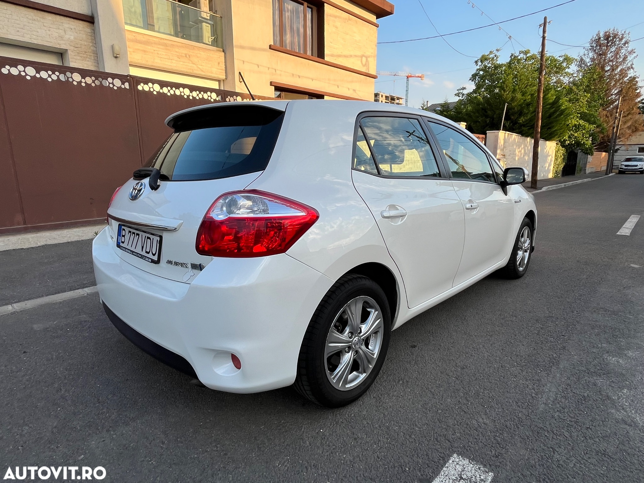 Toyota Auris 1.8 L VVT-i HSD Sol - 4