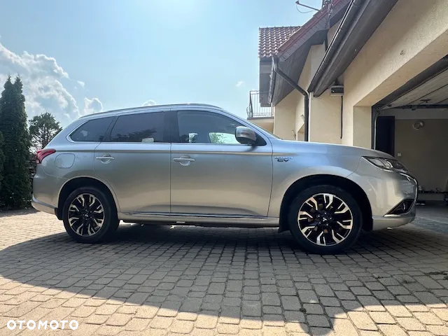 Mitsubishi Outlander 2.0 4WD Plug-In Hybrid - 17