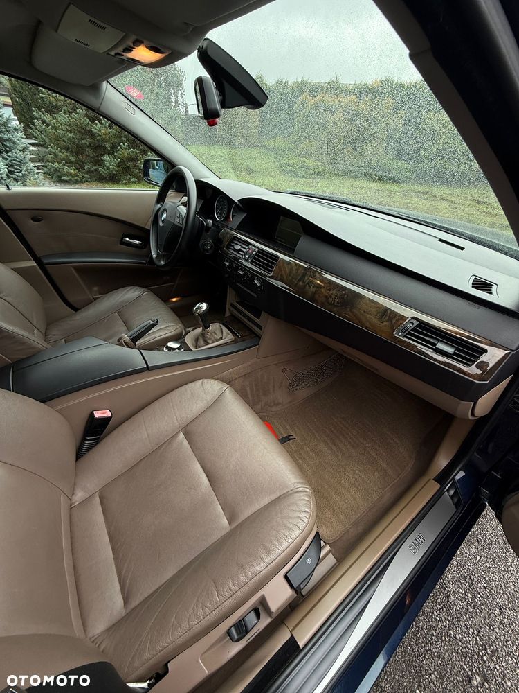 BMW Seria 5 525d - 33