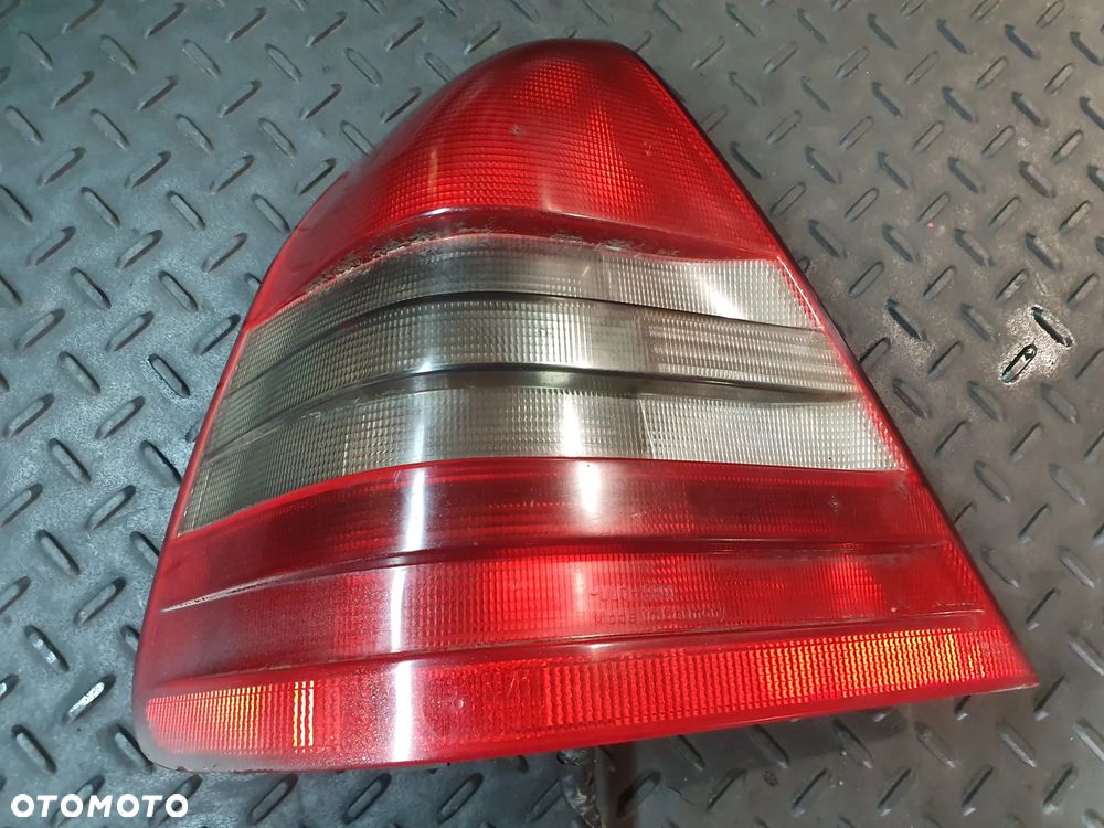 MERCEDES W202 LAMPA TYŁ LEWA SEDAN EUROPA + WTYCZKA INSTALACJA - 1