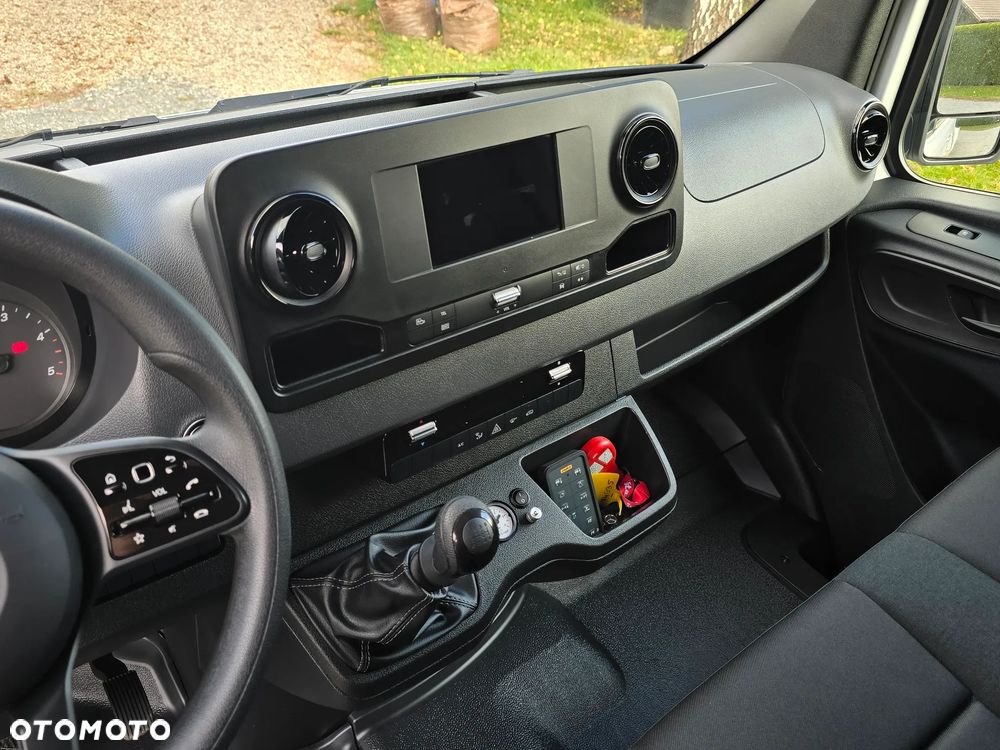 Mercedes-Benz Sprinter - 25