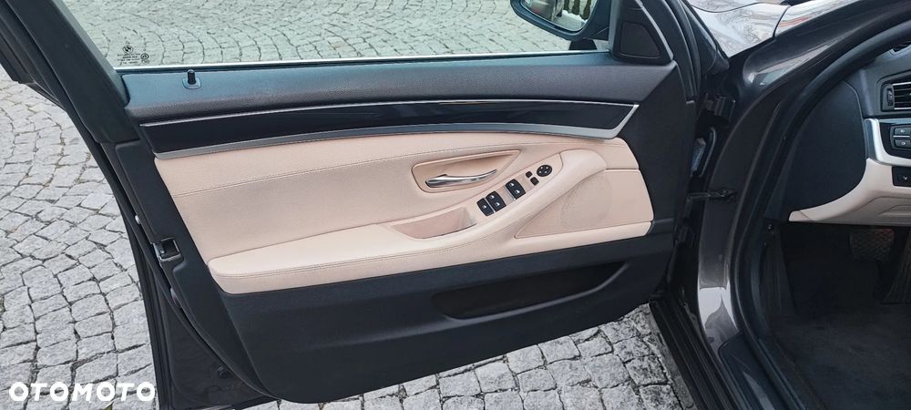 BMW Seria 5 525d xDrive - 10
