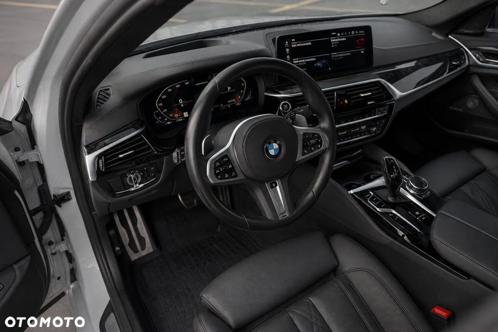 BMW Seria 5 M550i xDrive sport - 9