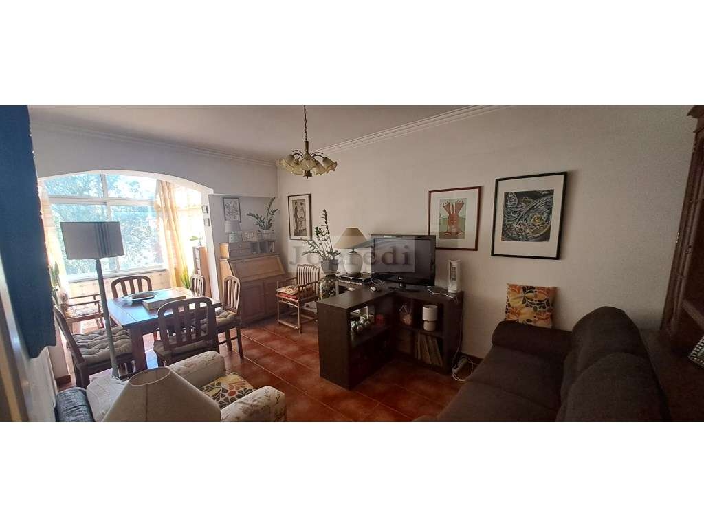 T3 com garagem e arrecadação na Estrada Portela em Carnaxide - Grande imagem: 2/21