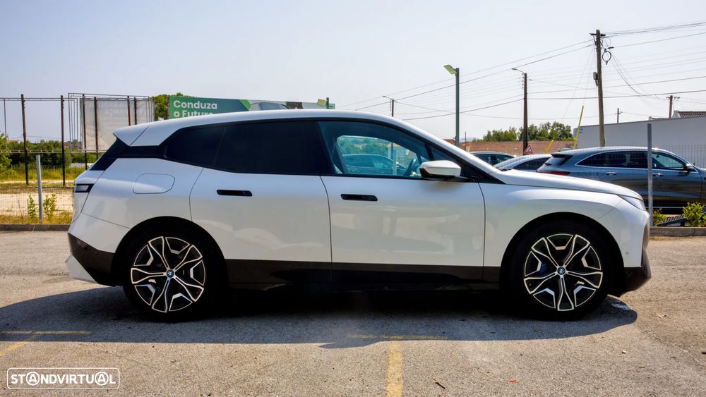 BMW iX xDrive 40 — fotografia 3