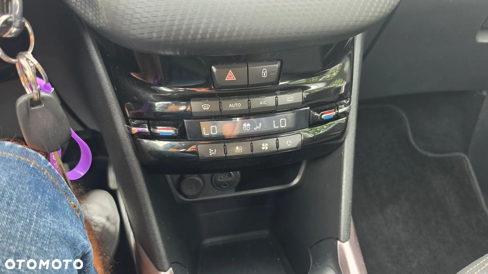 Peugeot 2008 1.6 e-HDi Style S&S - 23