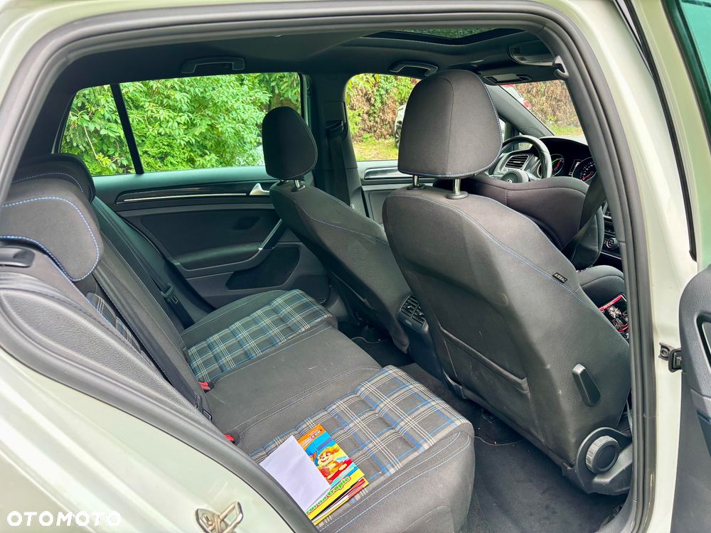 Volkswagen Golf - 6